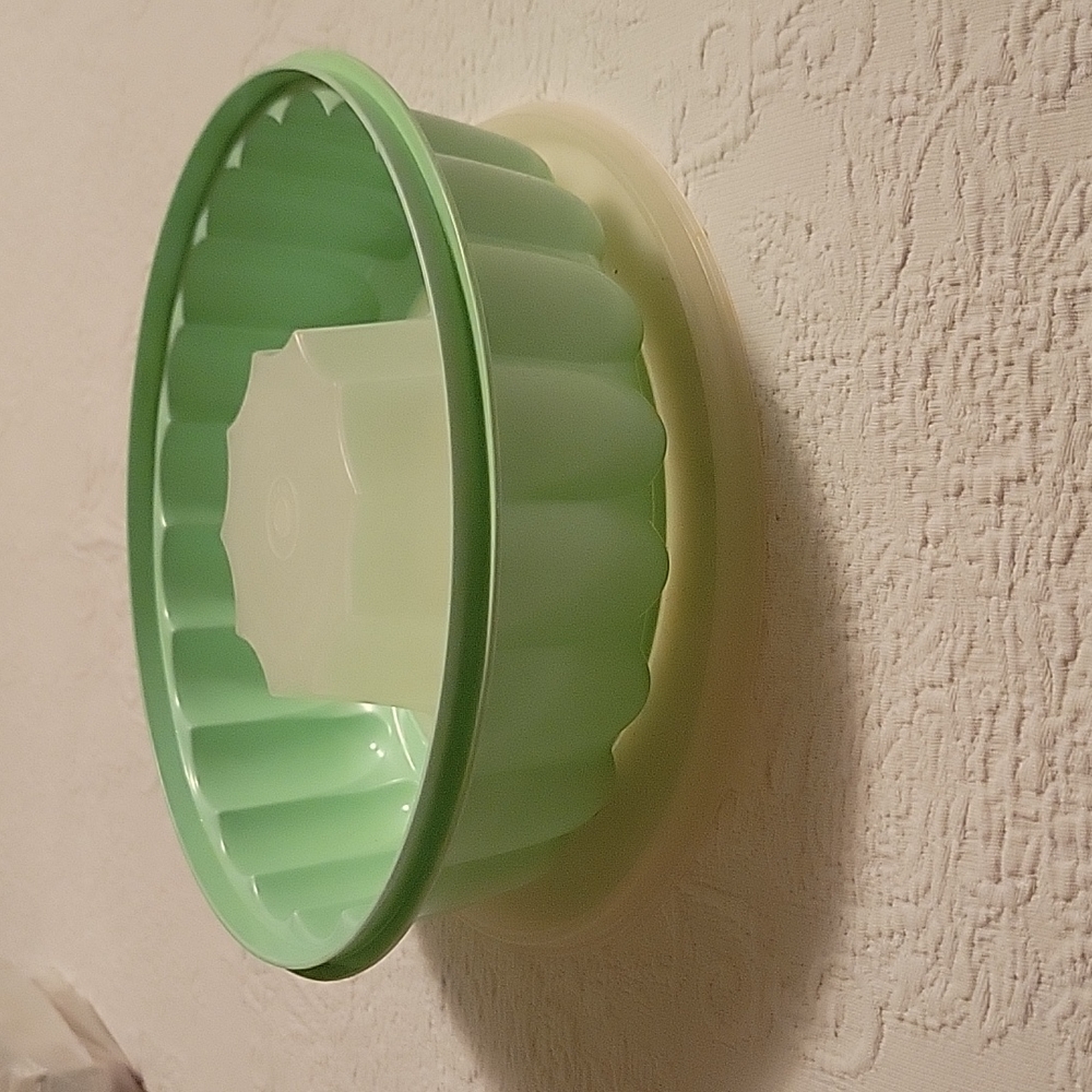 Vintage Tupperware Jell-O mold